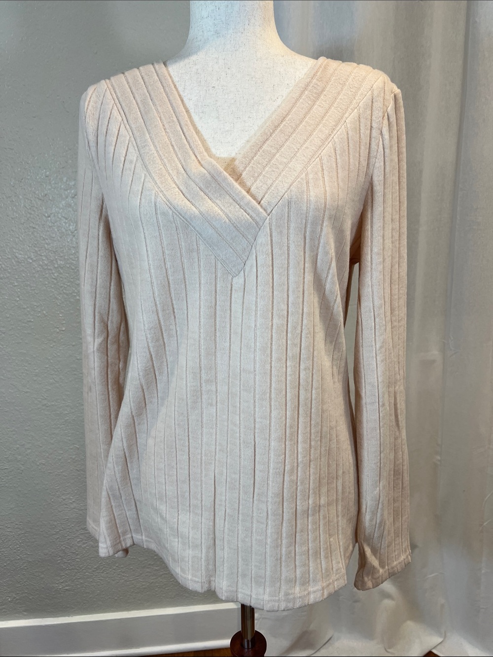 Flamingals Ribbed V-Neck Long Sleeve Top in Light Beige. Size XL. NWT